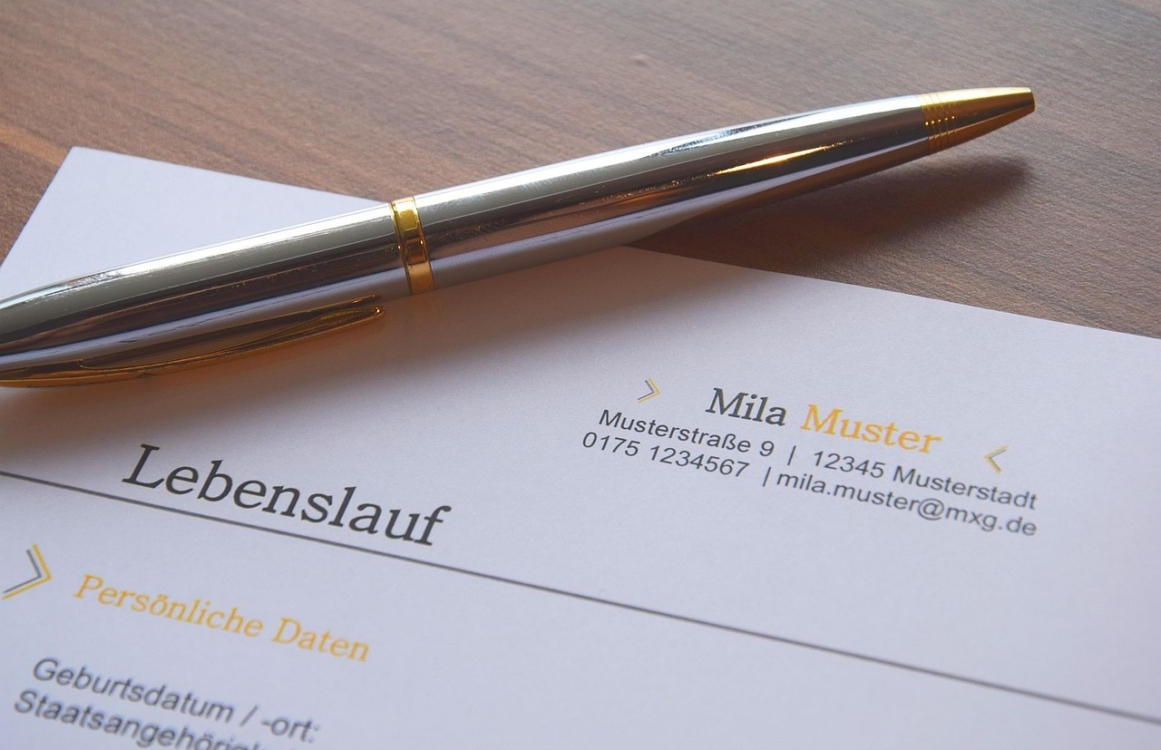 Ansicht eines Briefkopf eines Lebenslaufes neben Stift