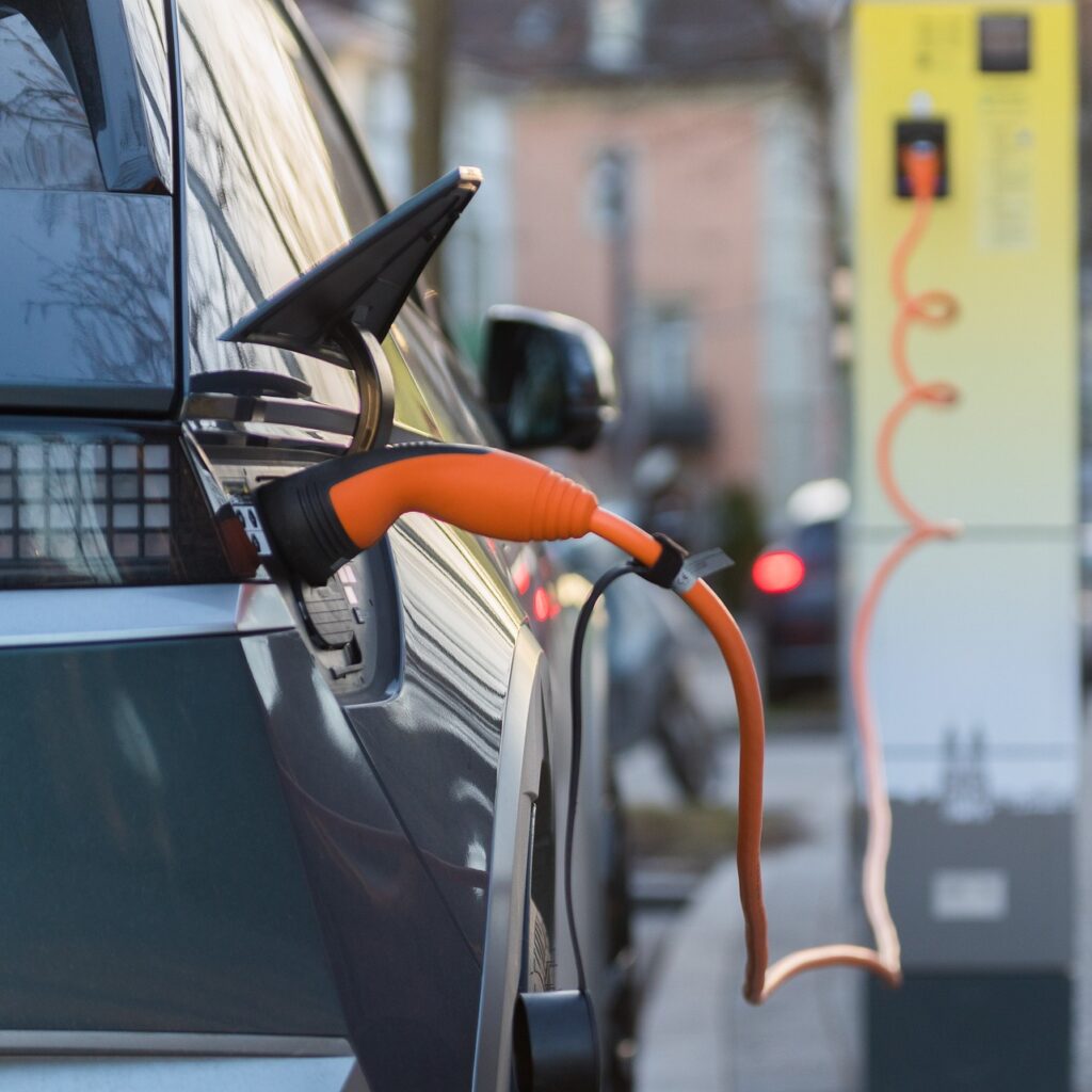 ©Pixabay Elektroauto beim Laden an einer Station