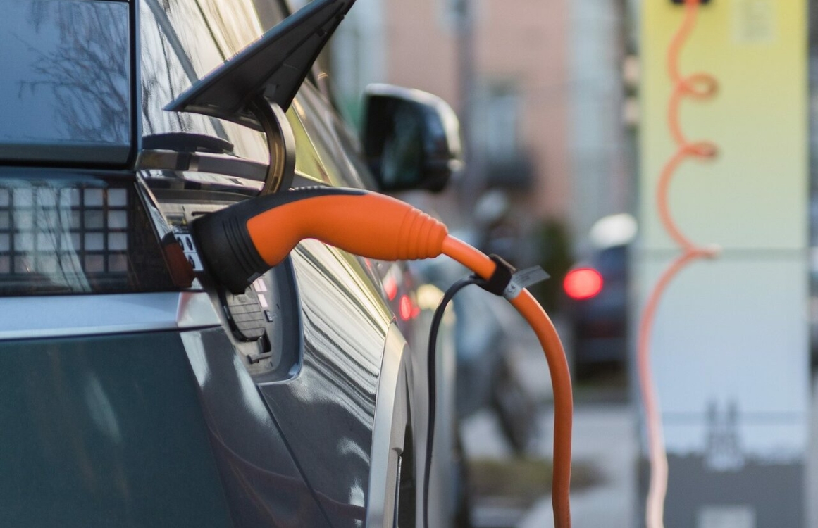 Elektroauto beim Laden an einer Station