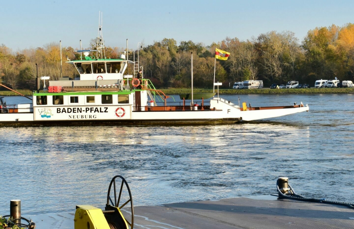 Blick von einem Steg auf ein Boot im Wasser