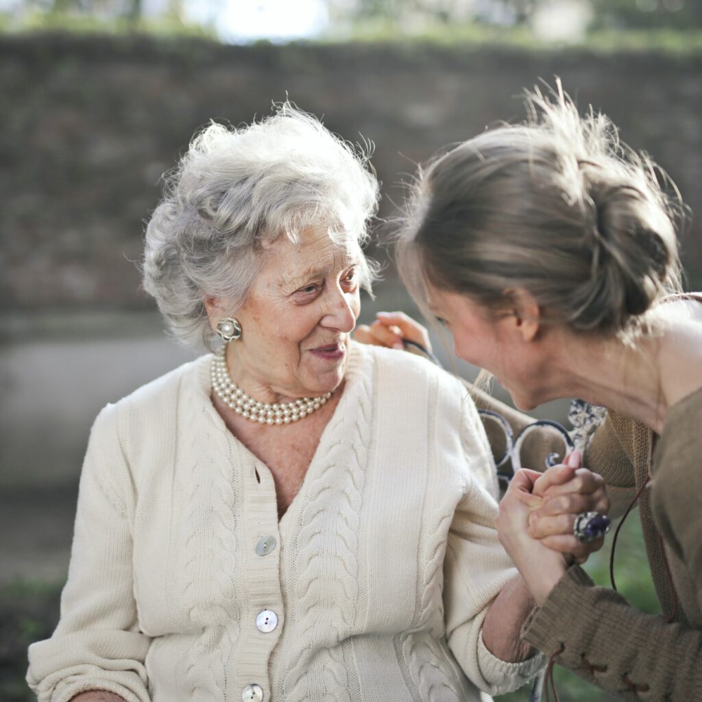 ©Pexels-Andrea Piacquadio Seniorin unterhält sich mit einer jüngeren Frau