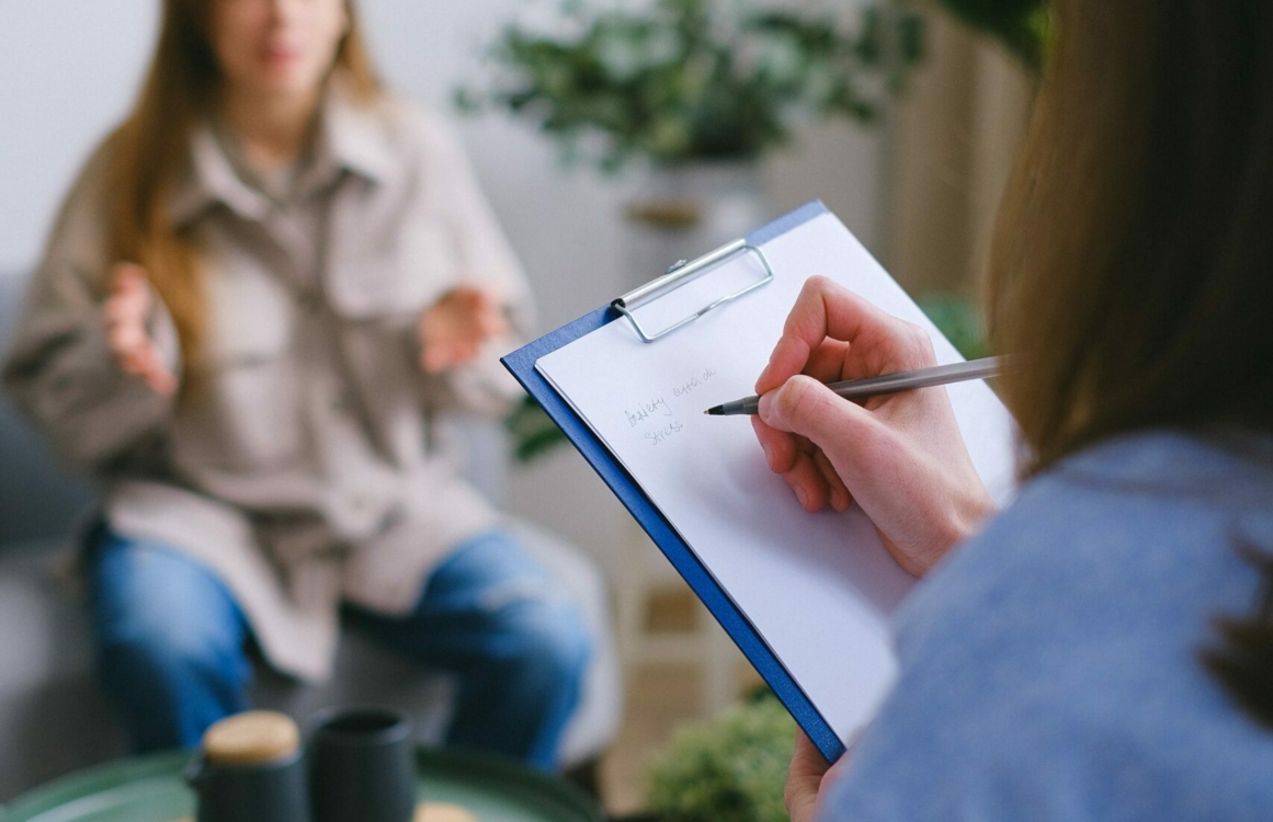 Patientin im Gespräch mit einer anderen Person