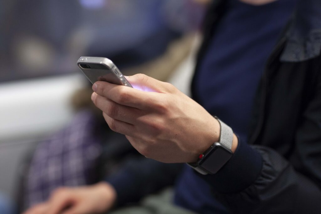 ©Pixabay Mann mit Smartwatch am Handgelenk und Smartphone in der Hand Detailansicht