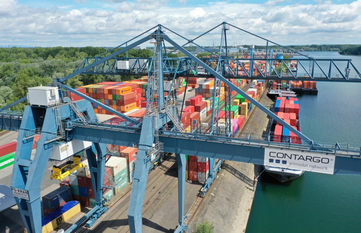 Logistik-Transporter an einem Hafen