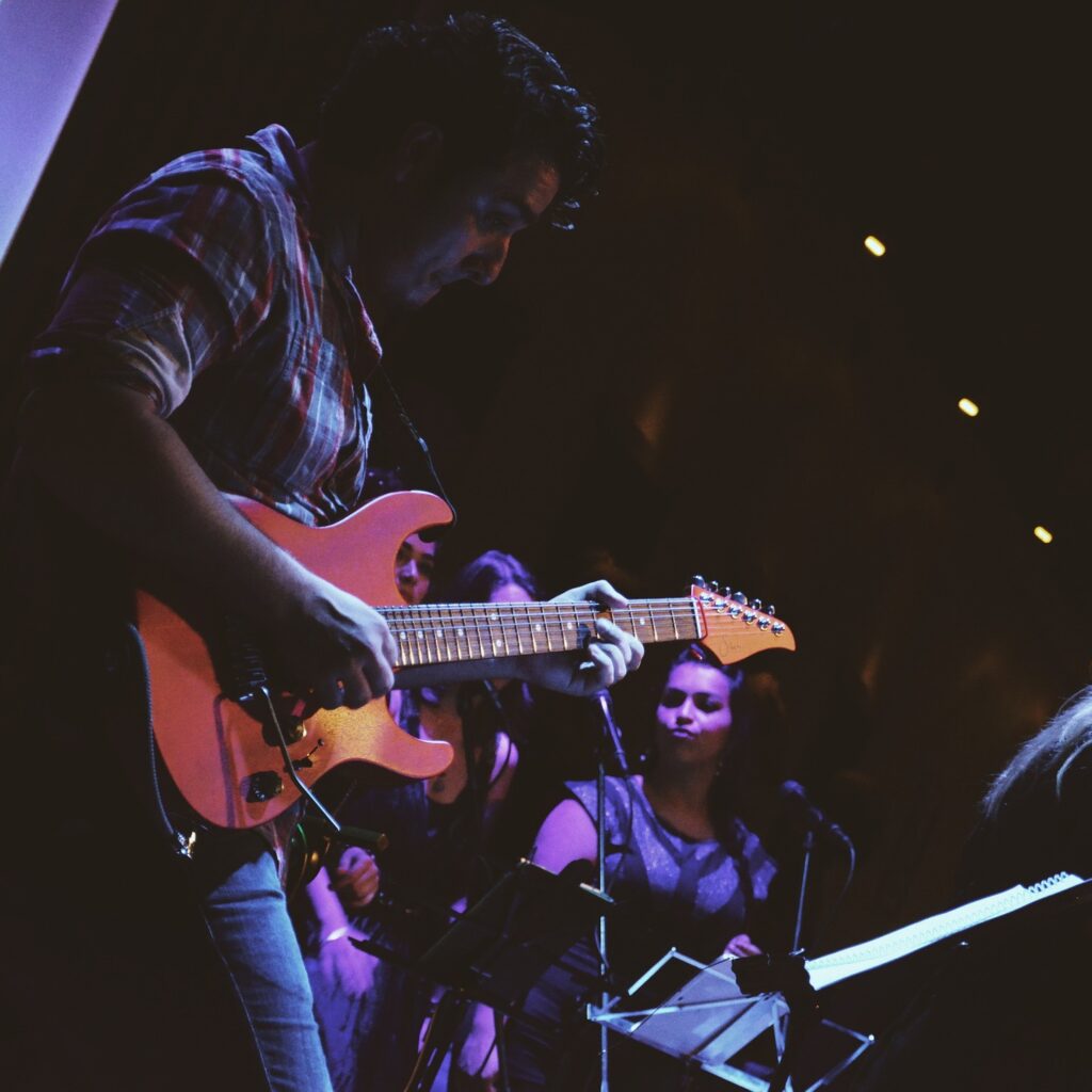 Eine Band mit Sängerin und Gitarristen beim Auftritt