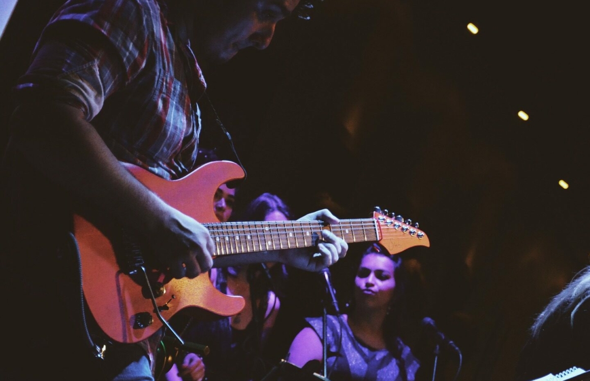 Eine Band mit Sängerin und Gitarristen beim Auftritt