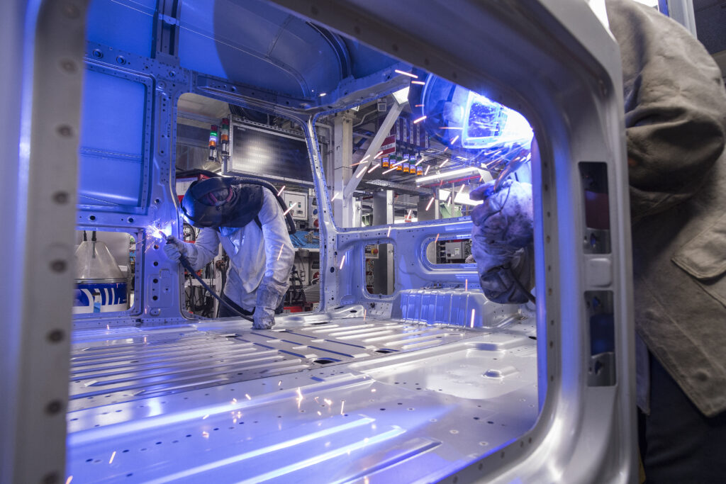 ©Daimler Truck AG Schweisser bei der Arbeit an einem Fahrzeug