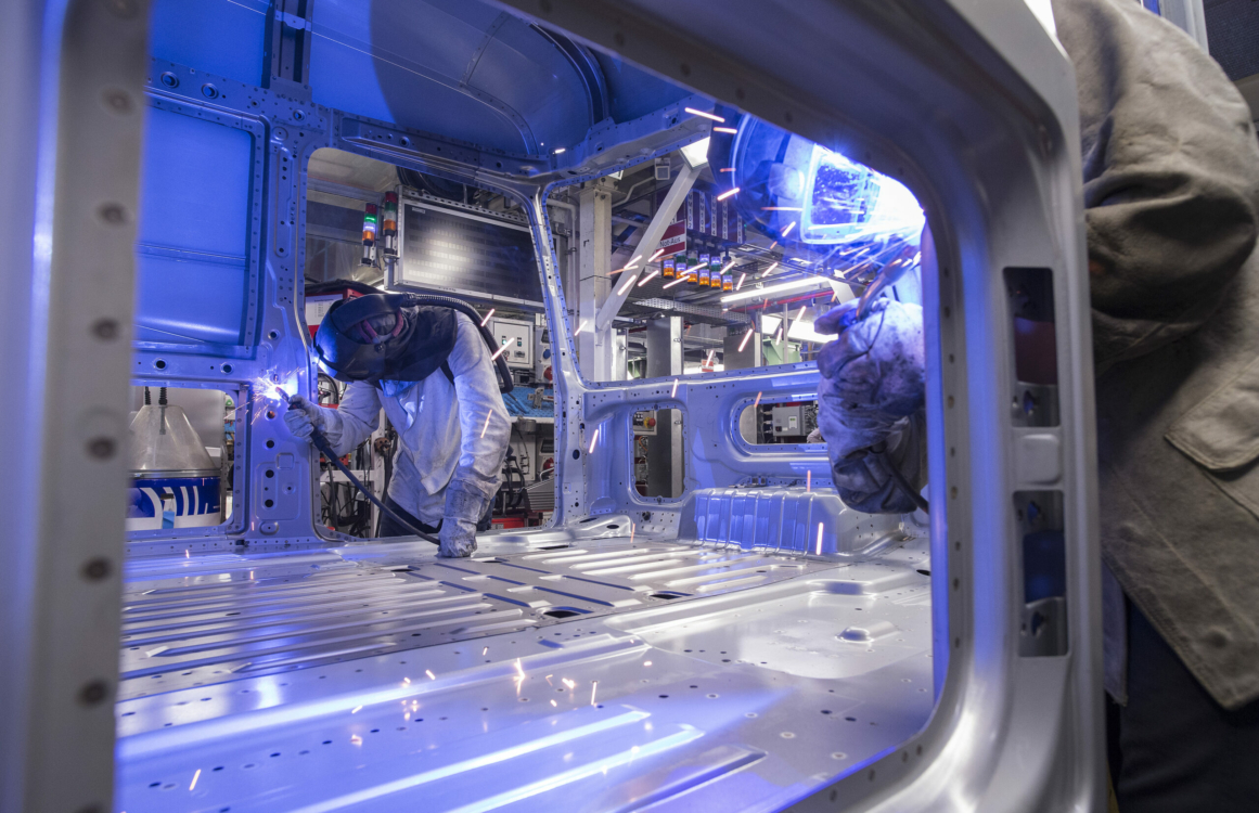 Schweisser bei der Arbeit an einem Fahrzeug