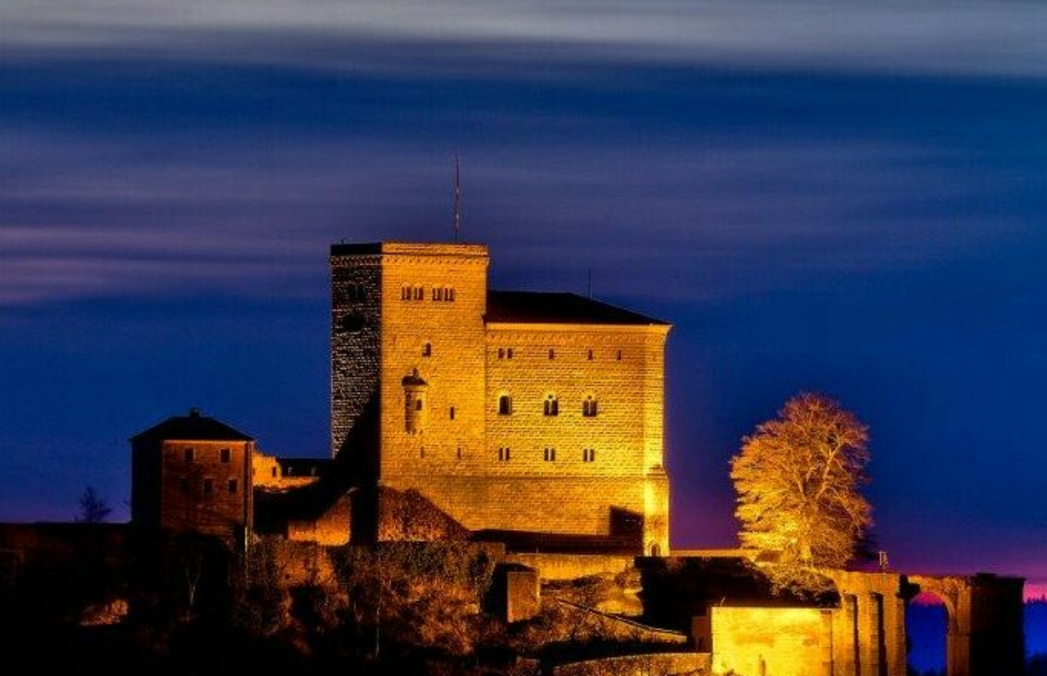 Burg Trifels an der Weinstraße beleuchtet bei Nacht