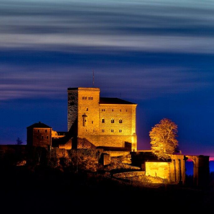 Burg Trifels an der Weinstraße beleuchtet bei Nacht