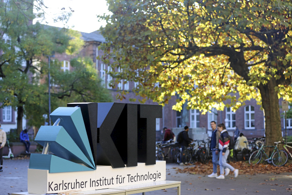 Buchstaben Logo des KIT auf dem Ehrenhof © Karlsruher Institut für Technologie Allgemeine Services