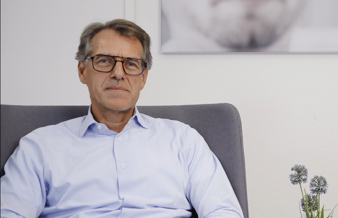 Firmengründer und Geschäftsführer Dr. Stefan Wissel sitzt während des Interviews mit entspanntem Blick auf einem Sessel in seinem Büro